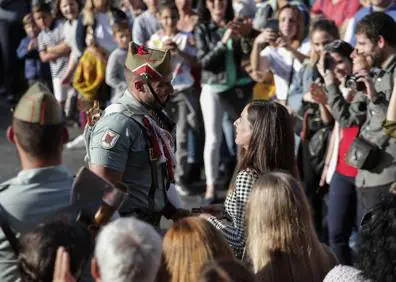 Imagen secundaria 1 - Una pedida de mano con espíritu legionario tras la guardia al Cristo de la Buena Muerte