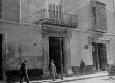 Imagen secundaria 1 - Imágenes actuales del interior del palacete, y fachada en el año 1946.