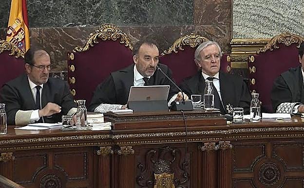 Captura de la señal institucional del Tribunal Supremo del presidente del tribunal que enjuicia la causa del «procés», Manuel Marchena (2i). 