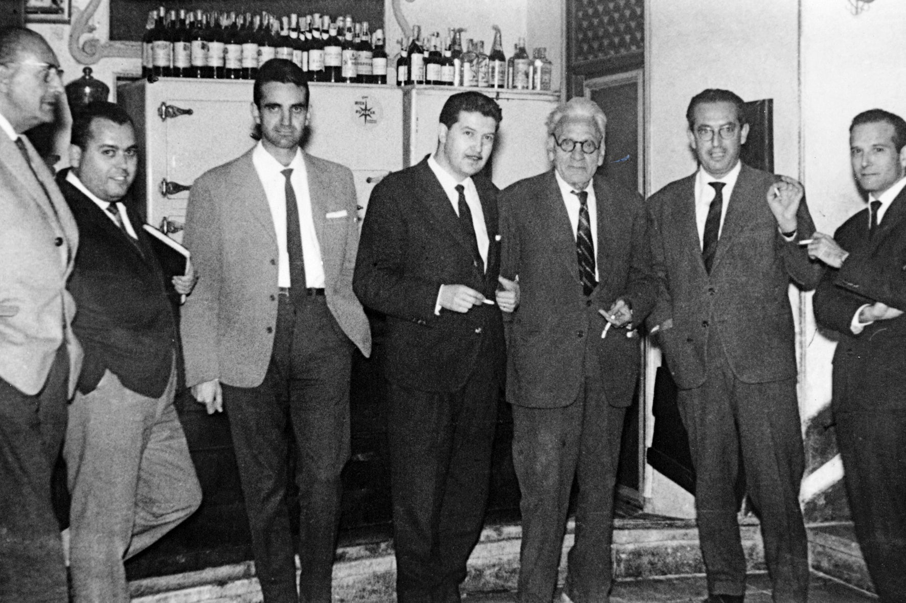 Imagen principal - 1.Una de las veladas literarias que frecuentó el poeta 2. Manuel Alcántara junto a César González-Ruano y Rafael de Penagos. 3. Alcántara sostiene en el regazo a su hija Lola.