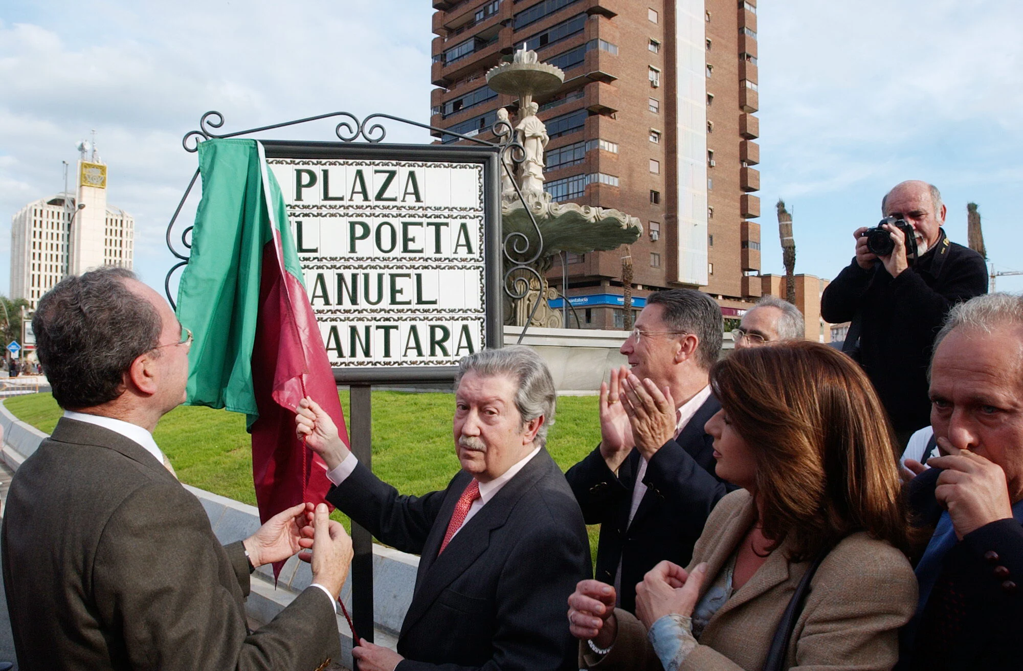 2003. Inauguración de la plaza que lleva su nombre en Málaga capital.