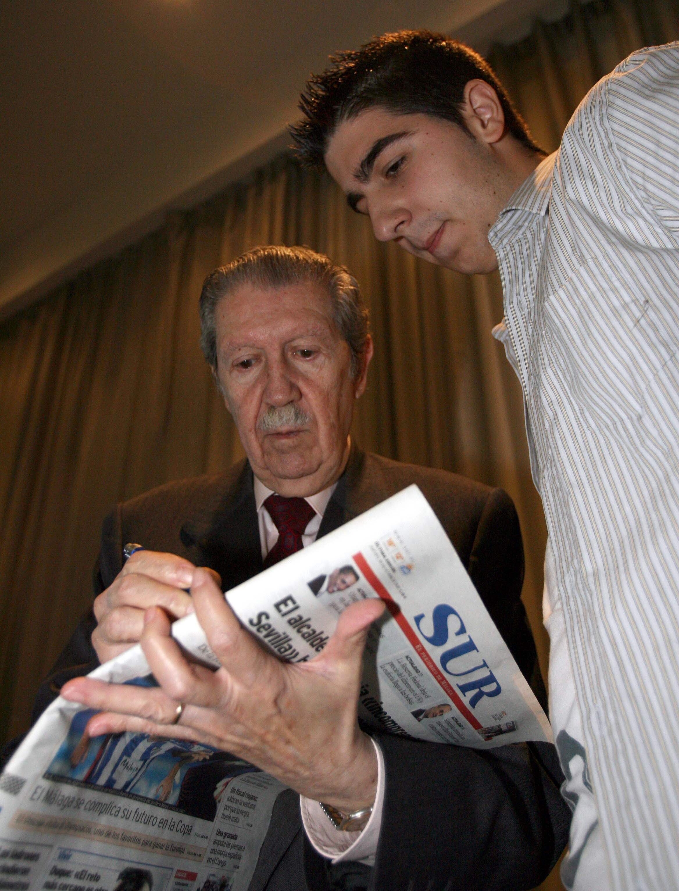 2008. Manuel Alcántara firma su columna en un ejemplar de SUR a un joven.
