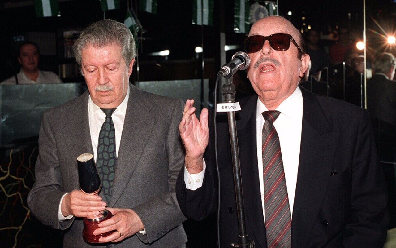 Manuel Alcántara con Matías Prats, en la entrega del catavino de plata en Madrid en 1998.