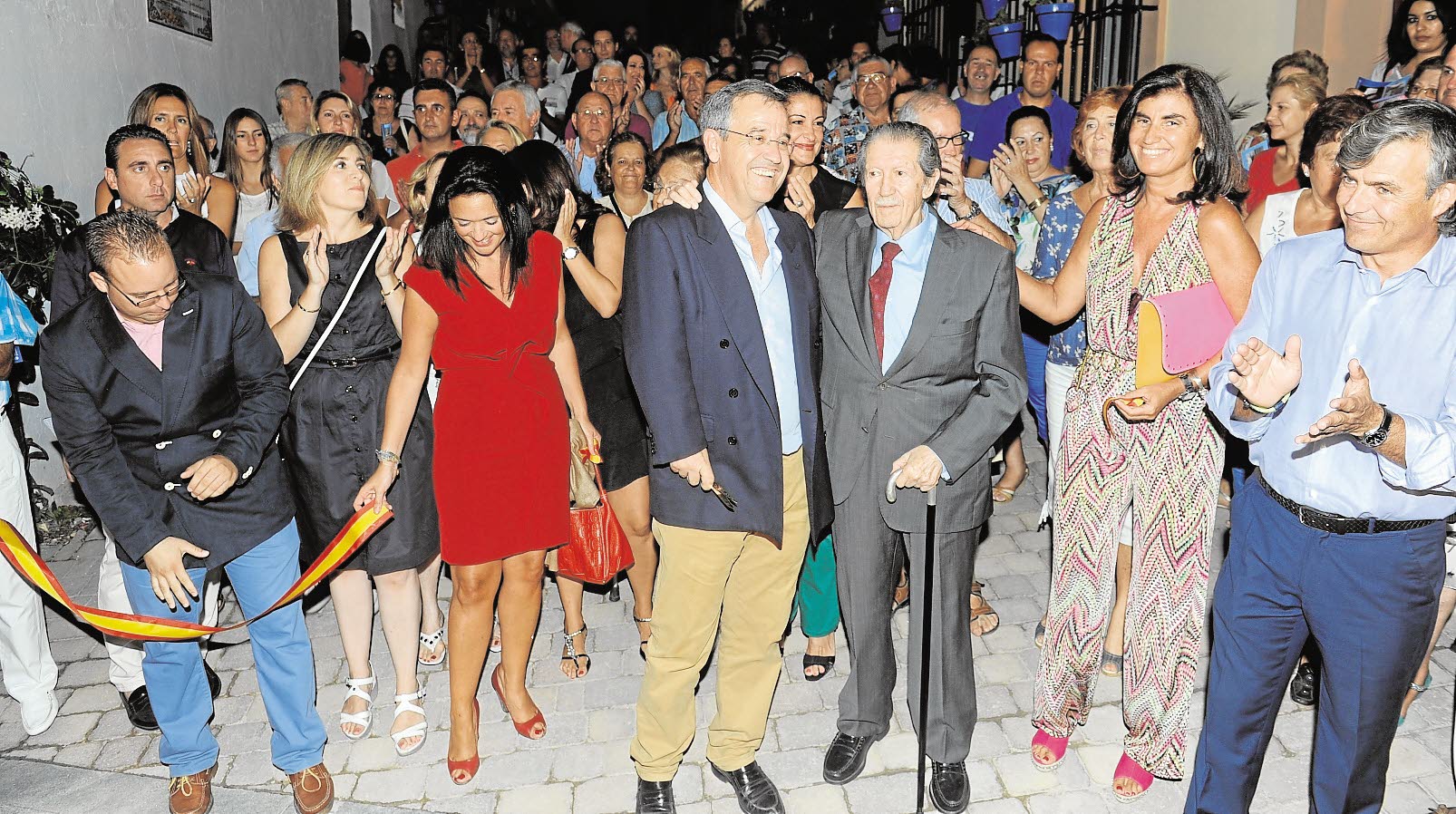 Manuel Alcántara con el alcalde de Estepona, José María García Urbano, y numeroso público en la inauguración de una plaza en Estepona en 2013.