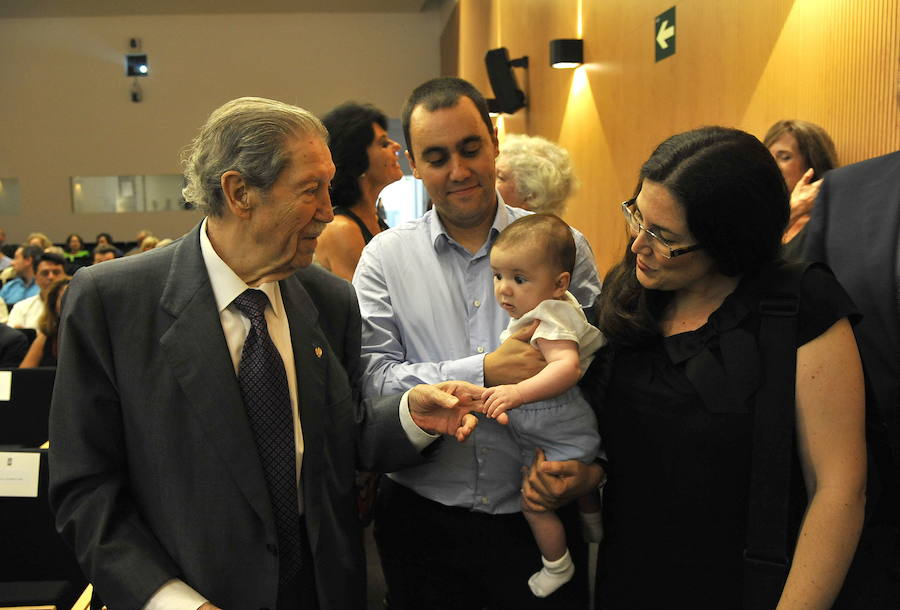 Manuel Alcántara, con su bisnieto durante un acto.