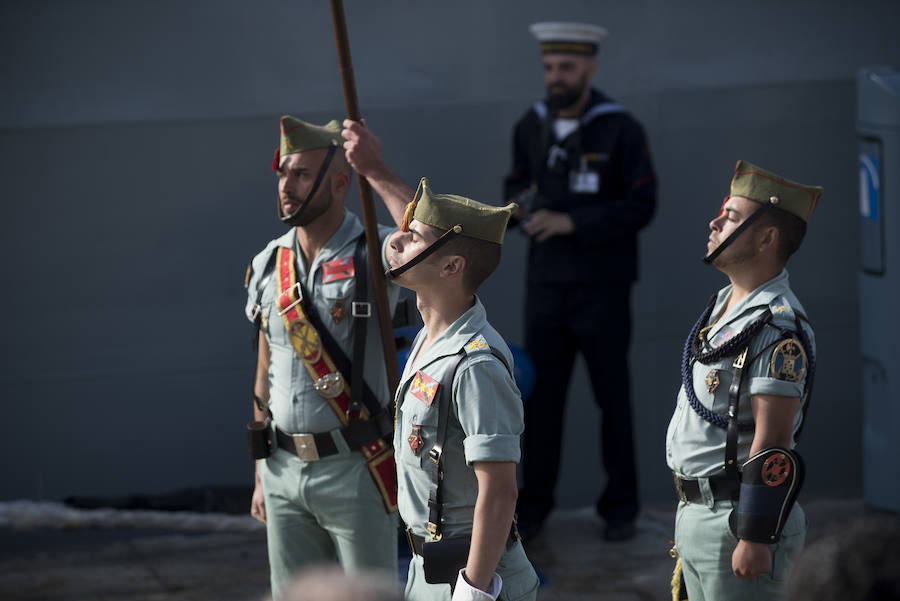 Como cada Jueves Santo, Málaga acoge el desembarco de la Legión y posterior traslado del Cristo de Mena a hombros de los legionarios