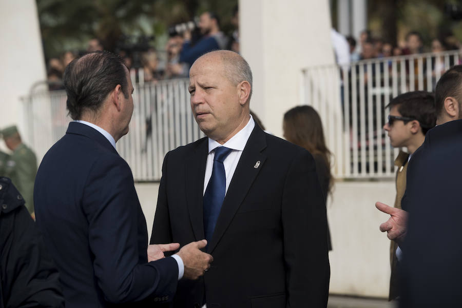 Como cada Jueves Santo, Málaga acoge el desembarco de la Legión y posterior traslado del Cristo de Mena a hombros de los legionarios