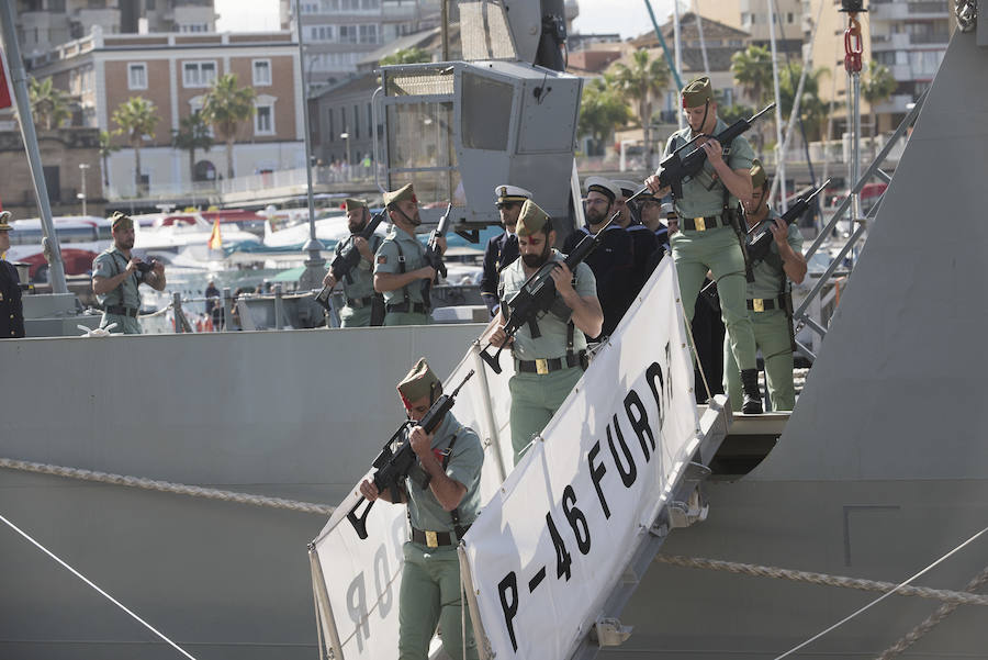 Como cada Jueves Santo, Málaga acoge el desembarco de la Legión y posterior traslado del Cristo de Mena a hombros de los legionarios