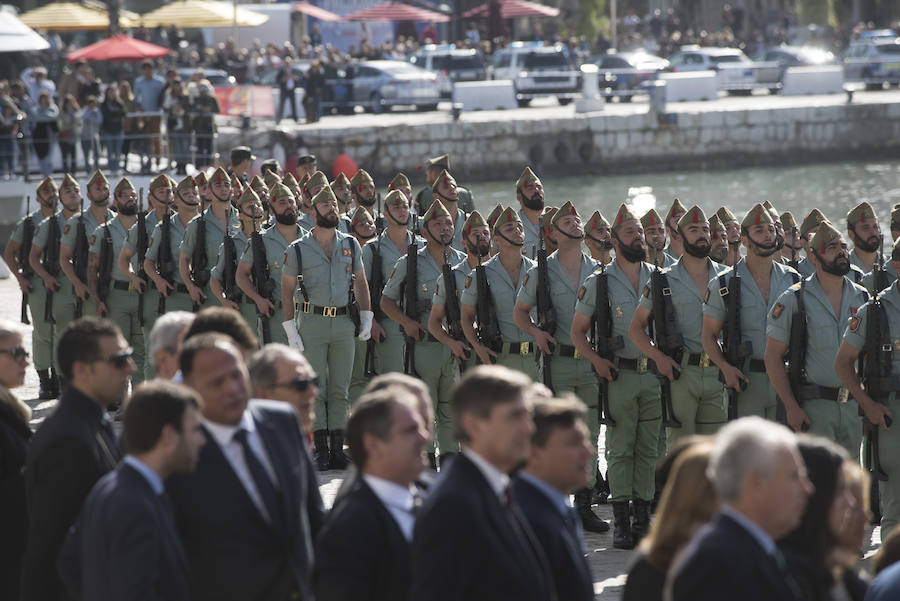 Como cada Jueves Santo, Málaga acoge el desembarco de la Legión y posterior traslado del Cristo de Mena a hombros de los legionarios