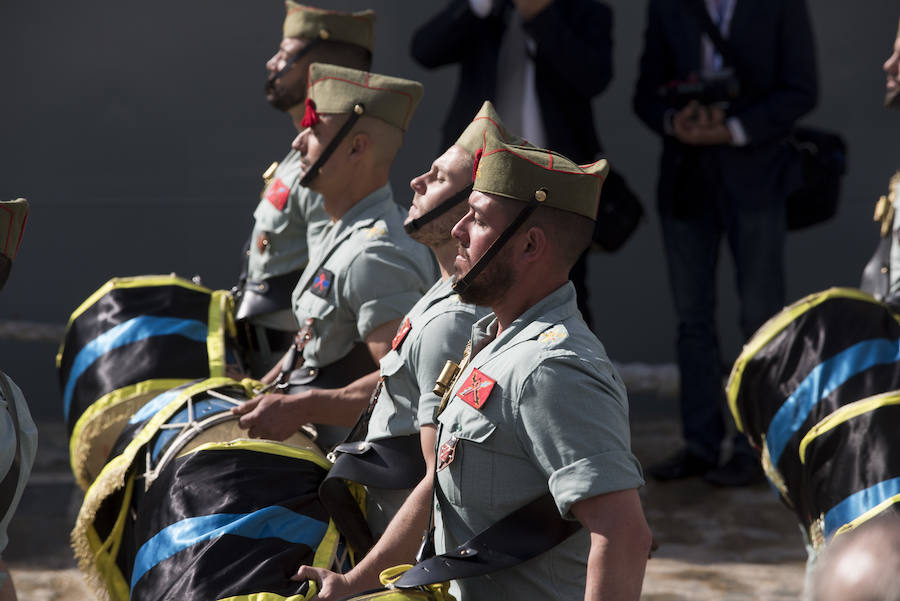 Como cada Jueves Santo, Málaga acoge el desembarco de la Legión y posterior traslado del Cristo de Mena a hombros de los legionarios