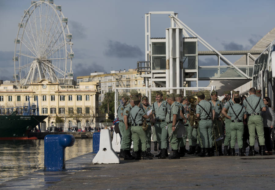 Como cada Jueves Santo, Málaga acoge el desembarco de la Legión y posterior traslado del Cristo de Mena a hombros de los legionarios