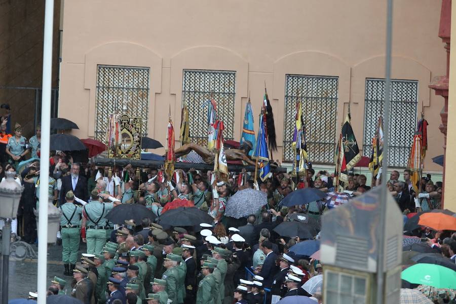 Como cada Jueves Santo, Málaga acoge el desembarco de la Legión y posterior traslado del Cristo de Mena a hombros de los legionarios