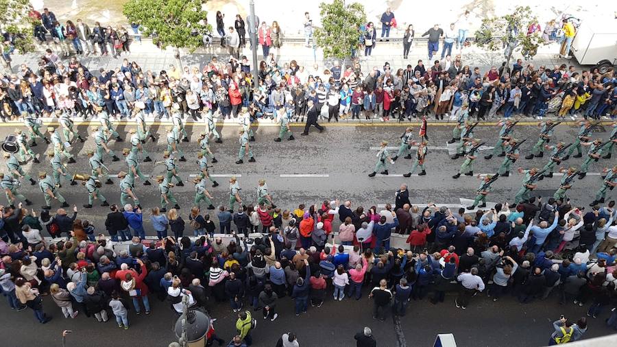 Como cada Jueves Santo, Málaga acoge el desembarco de la Legión y posterior traslado del Cristo de Mena a hombros de los legionarios