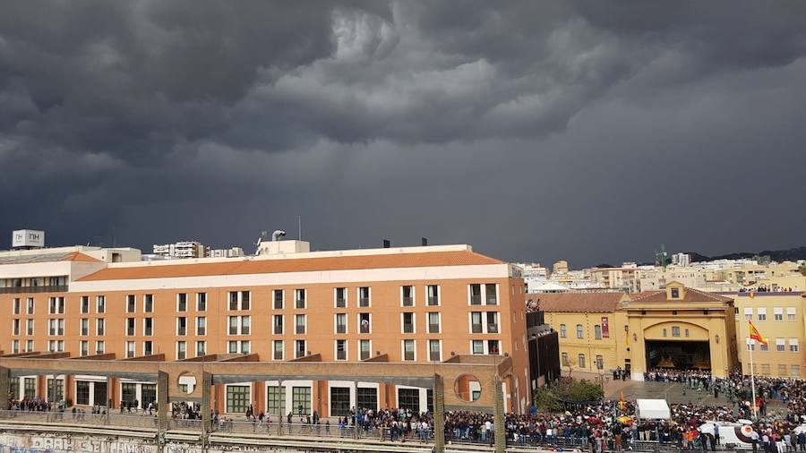 Como cada Jueves Santo, Málaga acoge el desembarco de la Legión y posterior traslado del Cristo de Mena a hombros de los legionarios