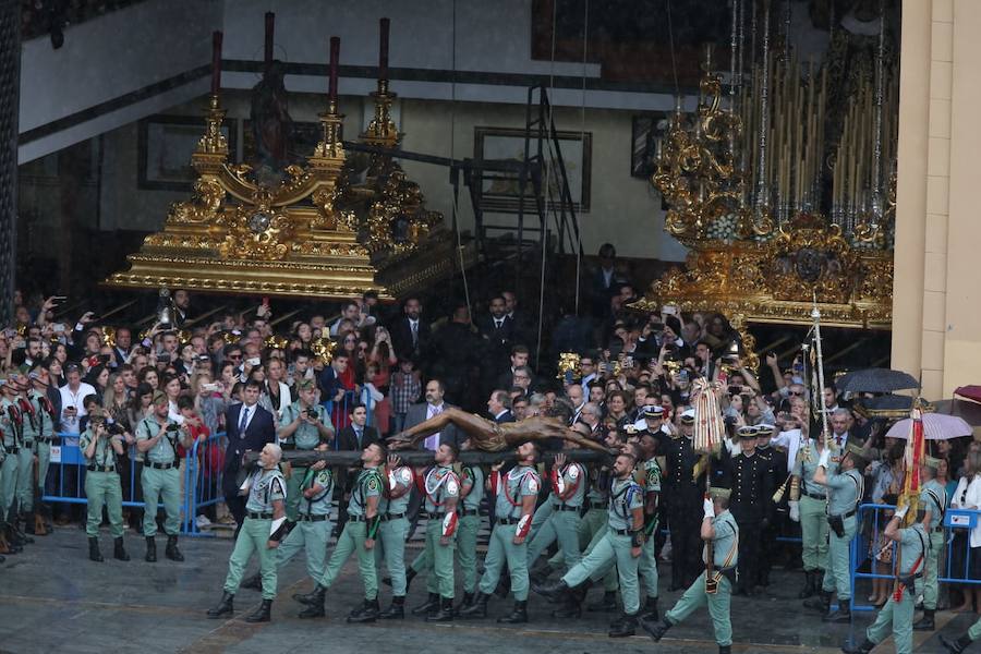 Como cada Jueves Santo, Málaga acoge el desembarco de la Legión y posterior traslado del Cristo de Mena a hombros de los legionarios