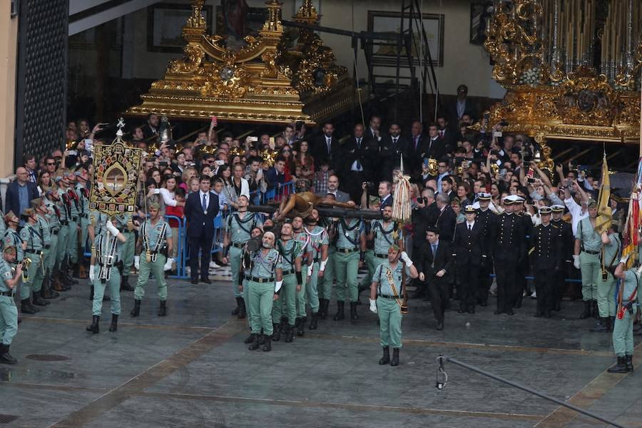 Como cada Jueves Santo, Málaga acoge el desembarco de la Legión y posterior traslado del Cristo de Mena a hombros de los legionarios