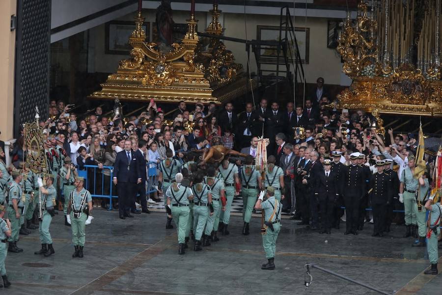 Como cada Jueves Santo, Málaga acoge el desembarco de la Legión y posterior traslado del Cristo de Mena a hombros de los legionarios