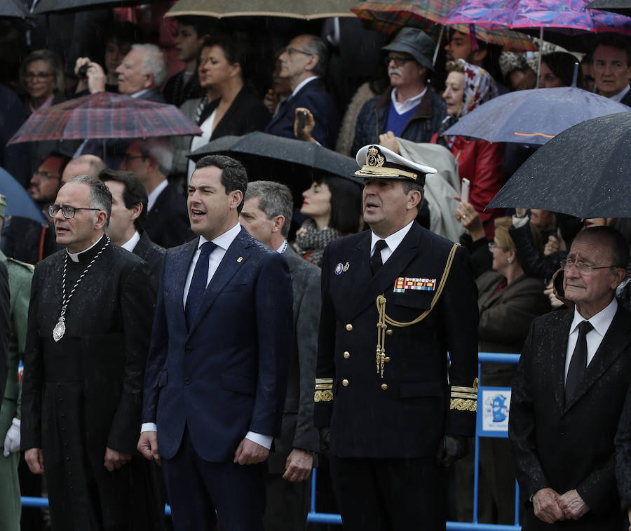 Como cada Jueves Santo, Málaga acoge el desembarco de la Legión y posterior traslado del Cristo de Mena a hombros de los legionarios