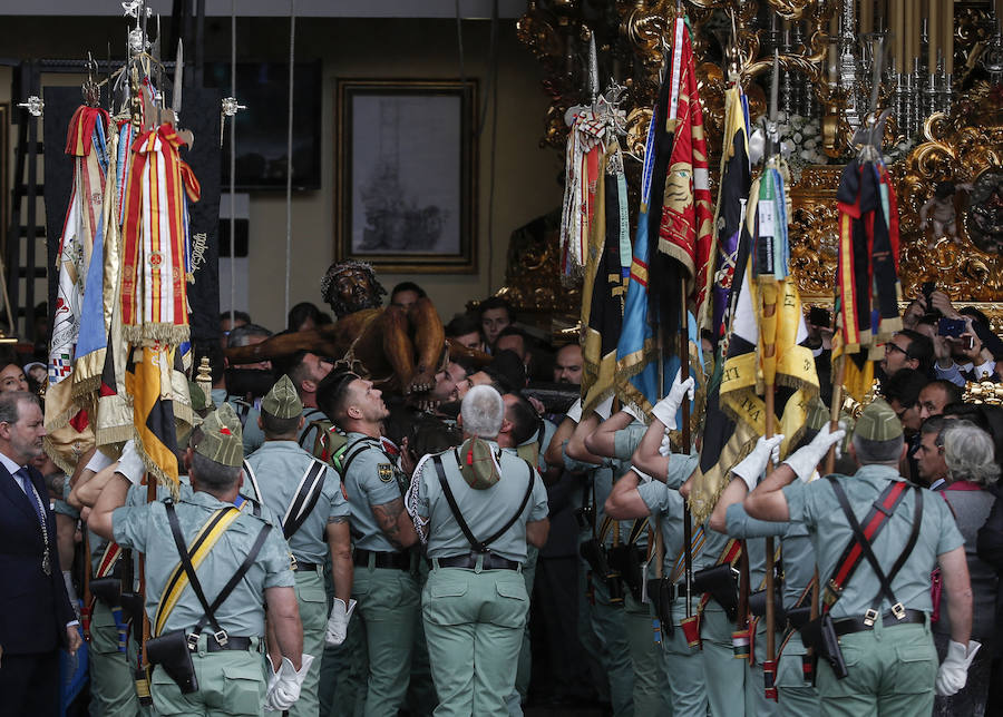 Como cada Jueves Santo, Málaga acoge el desembarco de la Legión y posterior traslado del Cristo de Mena a hombros de los legionarios