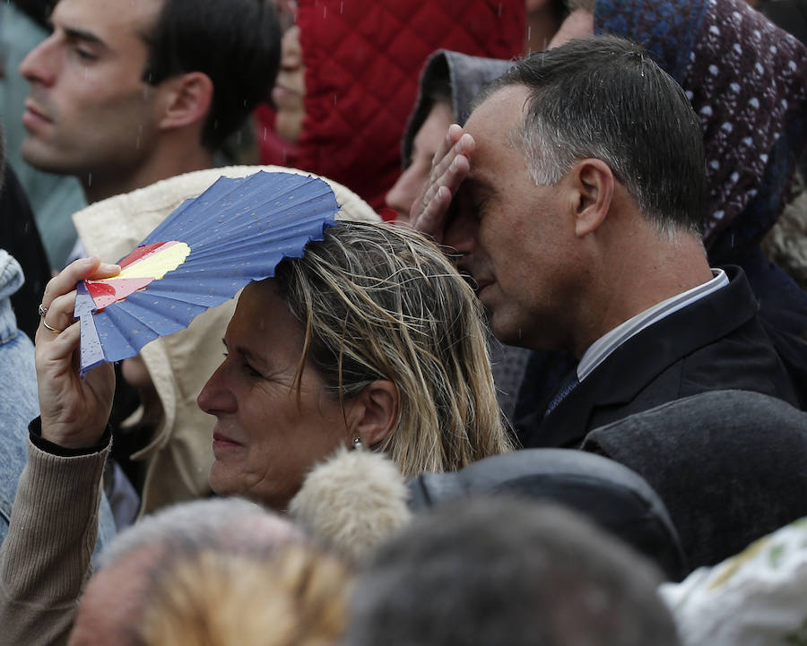 Como cada Jueves Santo, Málaga acoge el desembarco de la Legión y posterior traslado del Cristo de Mena a hombros de los legionarios