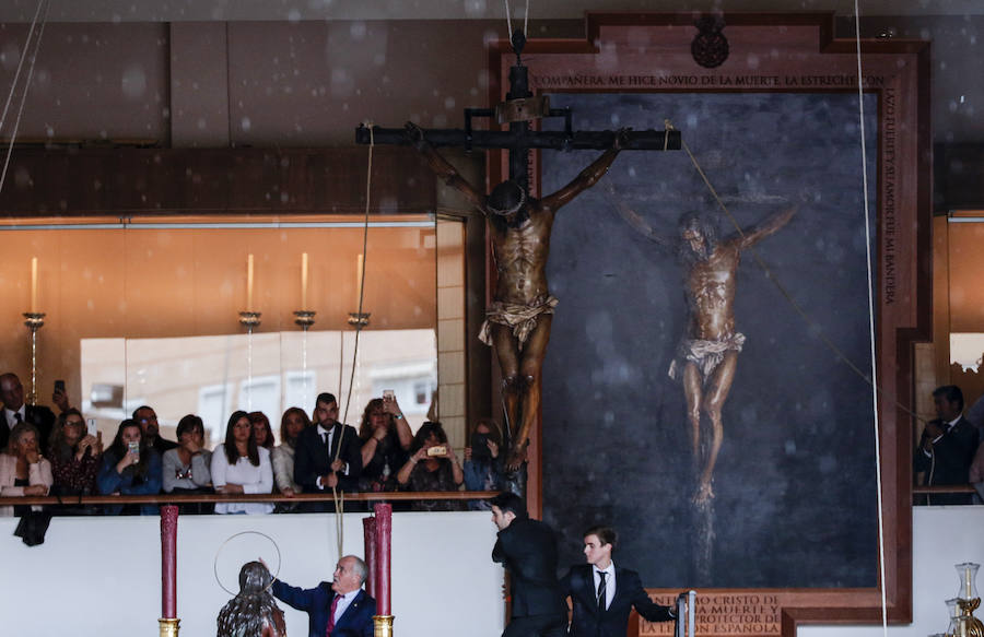 Como cada Jueves Santo, Málaga acoge el desembarco de la Legión y posterior traslado del Cristo de Mena a hombros de los legionarios