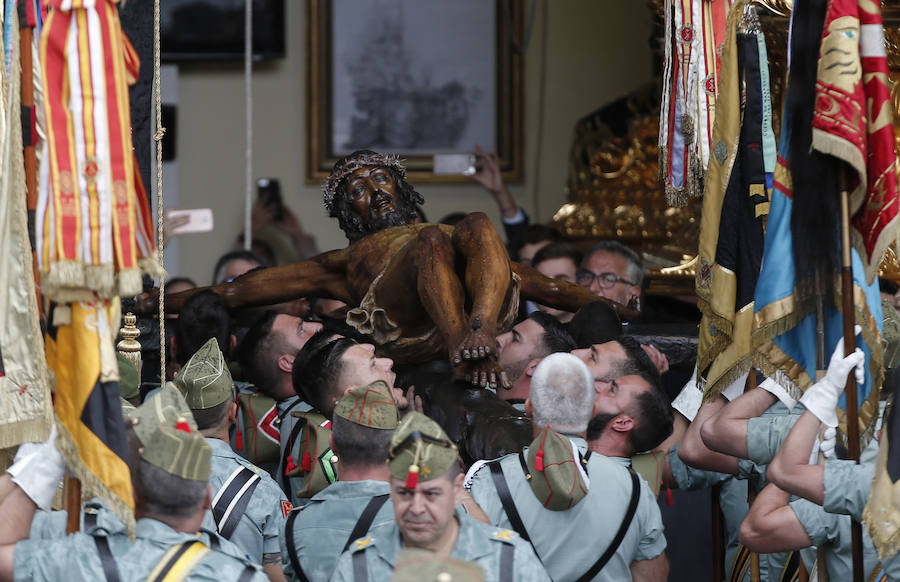 Como cada Jueves Santo, Málaga acoge el desembarco de la Legión y posterior traslado del Cristo de Mena a hombros de los legionarios