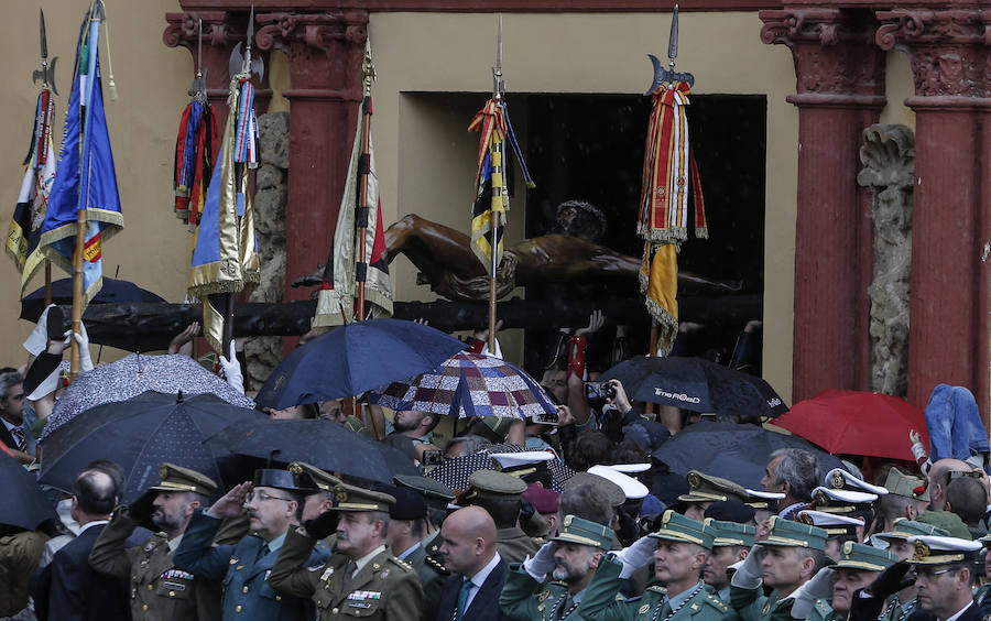 Como cada Jueves Santo, Málaga acoge el desembarco de la Legión y posterior traslado del Cristo de Mena a hombros de los legionarios