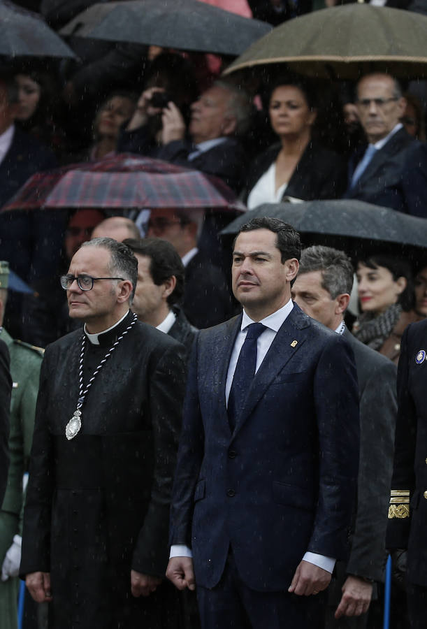 Como cada Jueves Santo, Málaga acoge el desembarco de la Legión y posterior traslado del Cristo de Mena a hombros de los legionarios