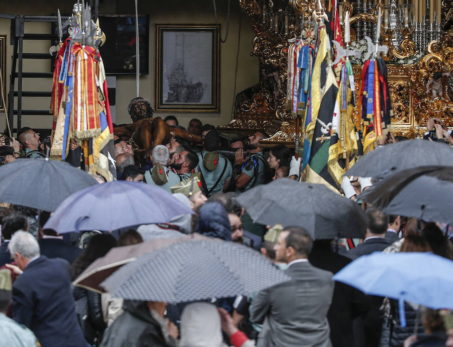 Como cada Jueves Santo, Málaga acoge el desembarco de la Legión y posterior traslado del Cristo de Mena a hombros de los legionarios