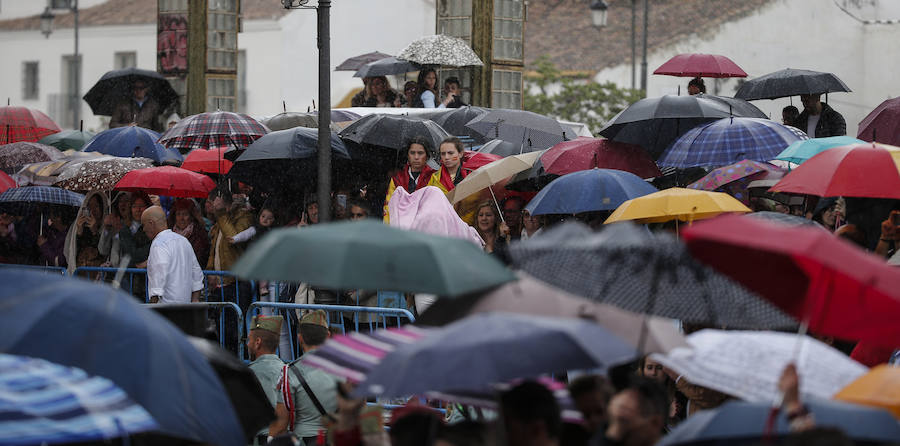 Como cada Jueves Santo, Málaga acoge el desembarco de la Legión y posterior traslado del Cristo de Mena a hombros de los legionarios