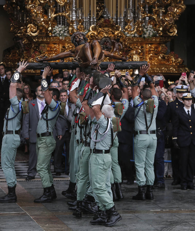 Como cada Jueves Santo, Málaga acoge el desembarco de la Legión y posterior traslado del Cristo de Mena a hombros de los legionarios