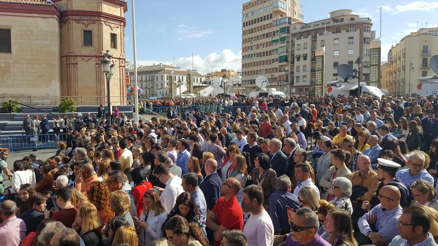 Como cada Jueves Santo, Málaga acoge el desembarco de la Legión y posterior traslado del Cristo de Mena a hombros de los legionarios