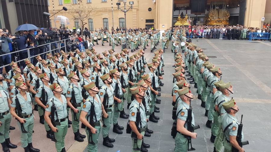 Como cada Jueves Santo, Málaga acoge el desembarco de la Legión y posterior traslado del Cristo de Mena a hombros de los legionarios