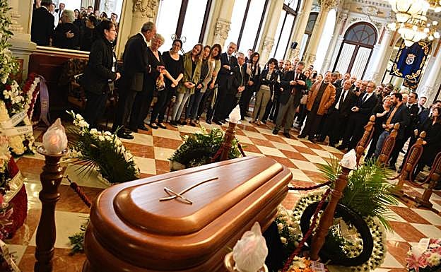 Capilla ardiente por Alcántara en el Ayuntamiento. 