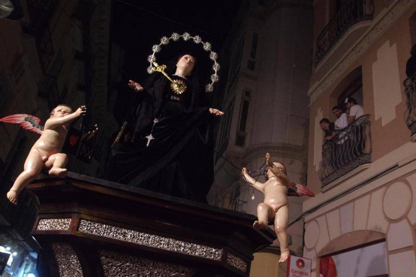 Las fotos de las cofradías del Viernes Santo: Servitas en procesión