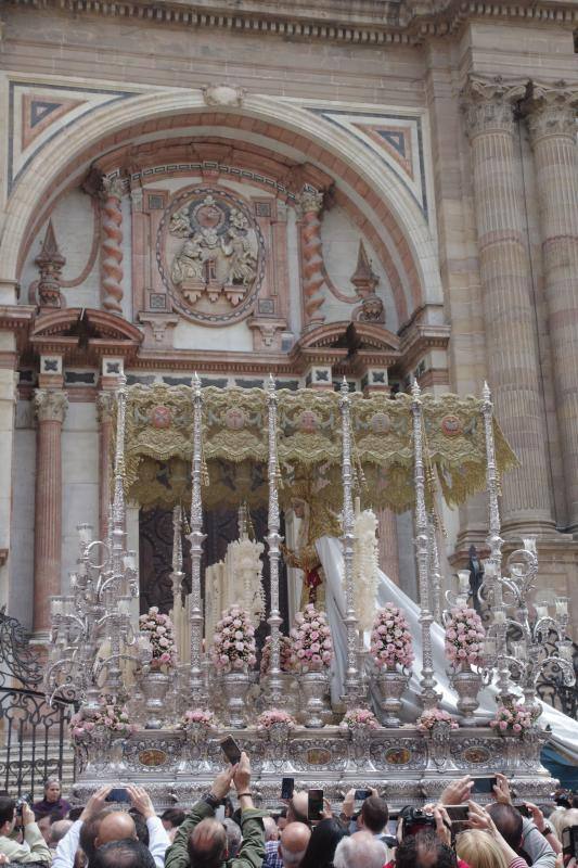 La procesión del Resucitado de Málaga, en imágenes