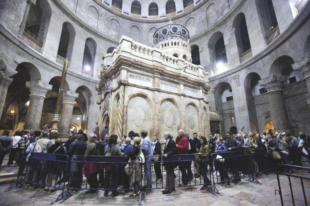 Colas de fieles ante el Santo Sepulcro. :: sur