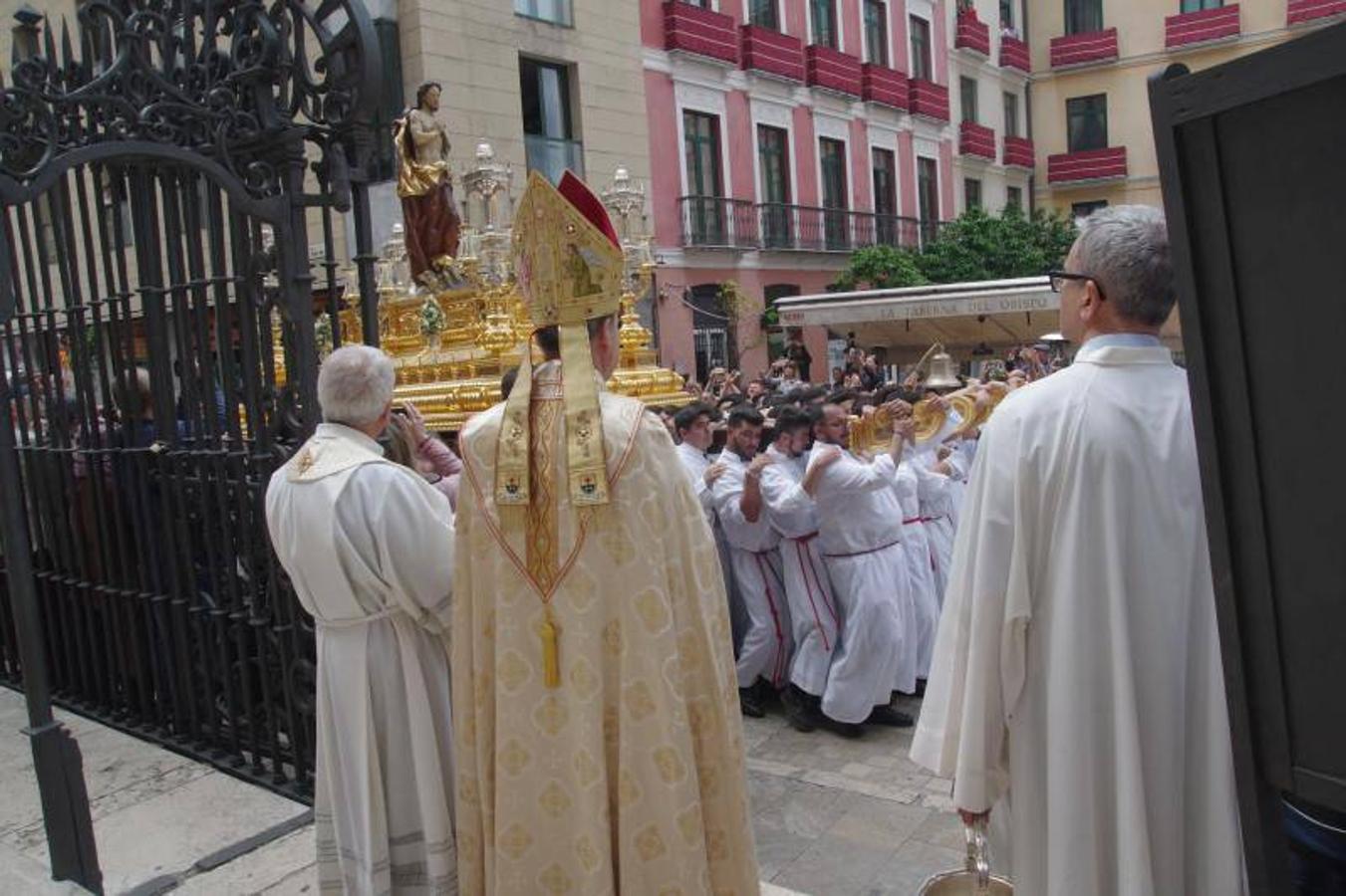 La procesión del Resucitado de Málaga, en imágenes