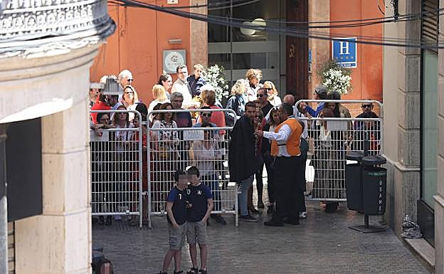 Imagen principal - Una de las principales quejas de esta Semana Santa ha sido la sensación del blindaje del recorrido oficial, fomentada por la decisión de acotar también las bocacalles de Larios como vías de evacuación. Para ello se emplearon unas vallas de casi dos metros que acentuaron la idea de acorralamiento del público. Finalmente, se sustituyeron por otras más bajas. Otro punto de conflicto ha sido la plaza de la Marina, donde los abonados realizaron una protesta el Lunes Santo por la falta de luz. También ha cosechado críticas la estética de las tribunas allí instaladas. Las obras de la Alameda Principal han provocado incomodidades a los usuarios del recorrido y reproches mutuos entre el Ayuntamiento y la Agrupación.