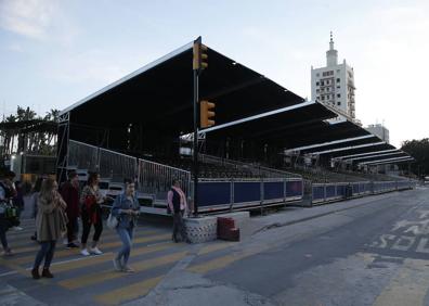 Imagen secundaria 1 - Una de las principales quejas de esta Semana Santa ha sido la sensación del blindaje del recorrido oficial, fomentada por la decisión de acotar también las bocacalles de Larios como vías de evacuación. Para ello se emplearon unas vallas de casi dos metros que acentuaron la idea de acorralamiento del público. Finalmente, se sustituyeron por otras más bajas. Otro punto de conflicto ha sido la plaza de la Marina, donde los abonados realizaron una protesta el Lunes Santo por la falta de luz. También ha cosechado críticas la estética de las tribunas allí instaladas. Las obras de la Alameda Principal han provocado incomodidades a los usuarios del recorrido y reproches mutuos entre el Ayuntamiento y la Agrupación.