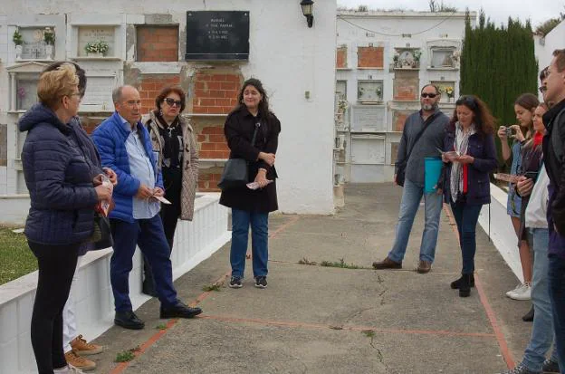 Los Amigos del Cementerio La Lobilla recorrieron el camposanto. 