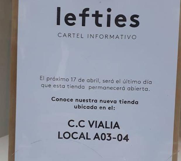 El cartel que puede verse en el escaparate anunciando el cierre. 