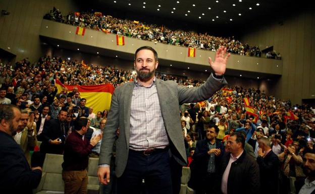 El candidato de Vox a la Presidencia del Gobierno, Santiago Abascal, saluda a los asistentes de un mitin. 