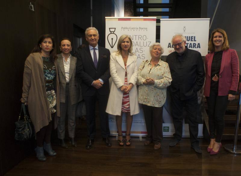 La distinción de Autor del Año se transforma en un homenaje póstumo que celebra su vida y su obra. Una antología y una exposición en el CAL recuerdan al maestro «eterno» e «irrepetible» en el Día del Libro 