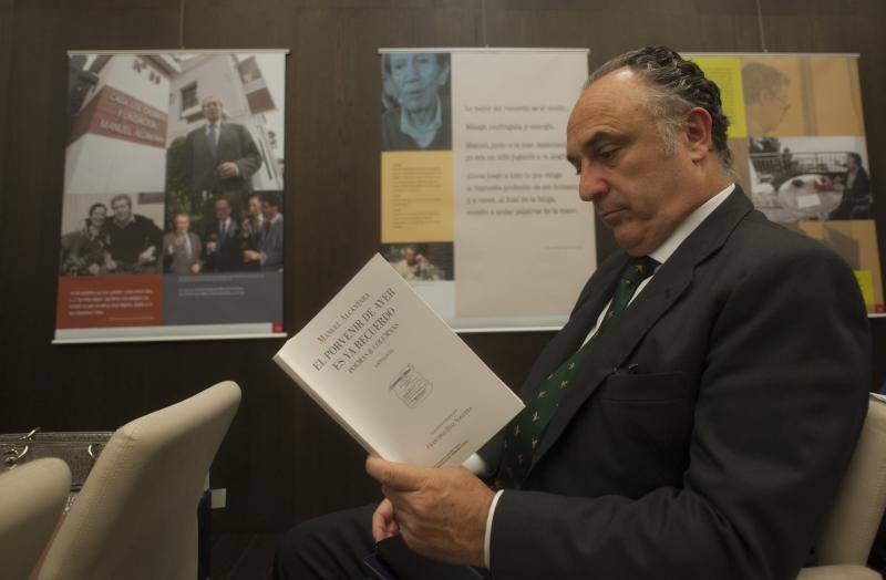 La distinción de Autor del Año se transforma en un homenaje póstumo que celebra su vida y su obra. Una antología y una exposición en el CAL recuerdan al maestro «eterno» e «irrepetible» en el Día del Libro 