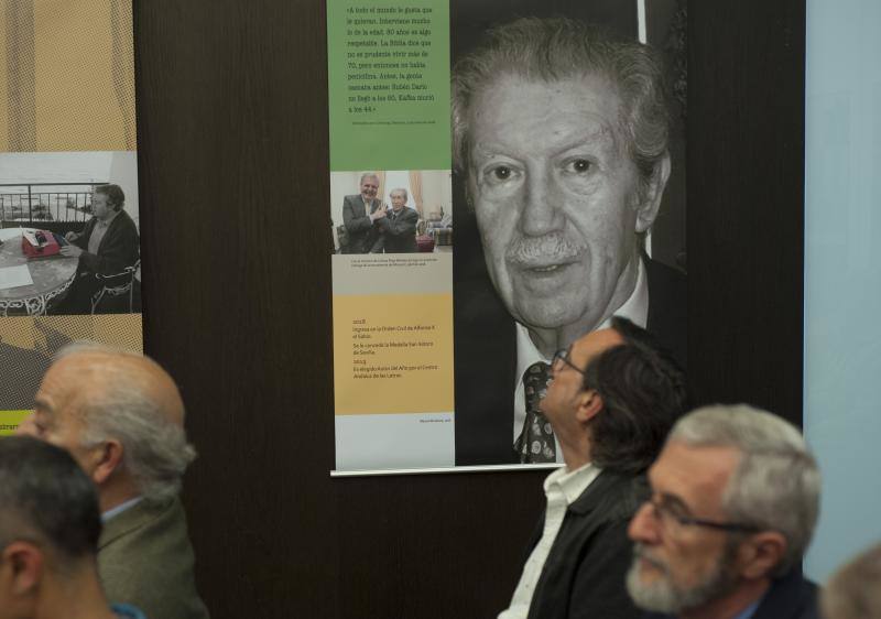 La distinción de Autor del Año se transforma en un homenaje póstumo que celebra su vida y su obra. Una antología y una exposición en el CAL recuerdan al maestro «eterno» e «irrepetible» en el Día del Libro 