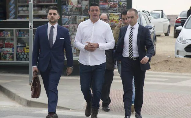 Imagen de archivo del dueño de la finca, junto a sus abogados, a su llegada a los juzgados .