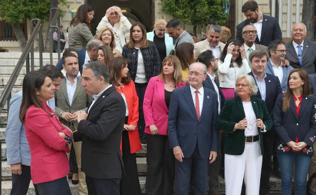 De la Torre, con sus candidatos el pasado sábado tras la presentación de la lista