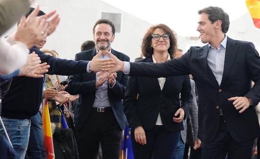 Albert Rivera (2d); el candidato por Madrid, Edmundo Bal (i); la candidata al Parlamento Europeo, Soraya Rodríguez (2i), y la aspirante al Congreso por Valladolid, Soraya Mayo (d), participan en un acto de campaña en Valladolid.