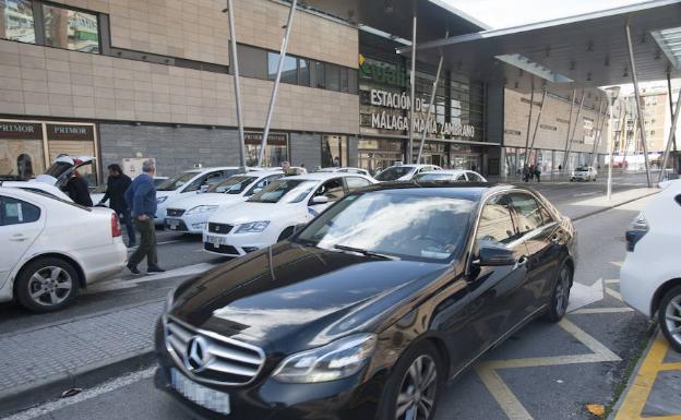 Un VTC, en la zona de precontratación de la estación María Zambrano. 